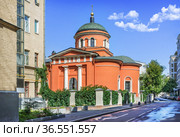 Церковь Афанасия и Кирилла в Филипповском переулке на Арбате в Москве (2021 год). Стоковое фото, фотограф Baturina Yuliya / Фотобанк Лори