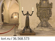 Эрфурт, Германия. Вольфрам - бронзовый светильник XII века в Эрфуртском соборе (2018 год). Редакционное фото, фотограф Михаил Марковский / Фотобанк Лори