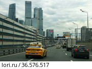 Москва. Движение автомобильного транспорта по ТТК. Вид на "Москва-Сити", надпись на башне: "Обойдемся без боли" (2021 год). Редакционное фото, фотограф Щеголева Ольга / Фотобанк Лори