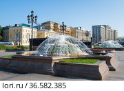Манежная площадь. Солнечное утро. Лето. Москва. Россия (2021 год). Редакционное фото, фотограф E. O. / Фотобанк Лори