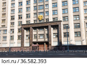 Здание Государственной Думы. Летнее утро. Москва. Россия (2021 год). Редакционное фото, фотограф E. O. / Фотобанк Лори