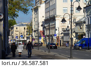 Pyatnitskaya street on a sunny autumn day, Zamoskvorechye, Moscow, Russia (2016 год). Редакционное фото, фотограф Natalia Sidorova / Фотобанк Лори