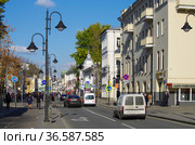 Pyatnitskaya street on a sunny autumn day, Zamoskvorechye, Moscow, Russia (2016 год). Редакционное фото, фотограф Natalia Sidorova / Фотобанк Лори