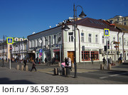Pyatnitskaya street on a sunny autumn day, Zamoskvorechye, Moscow, Russia (2016 год). Редакционное фото, фотограф Natalia Sidorova / Фотобанк Лори