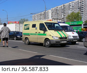 Автомобиль службы инкассации банка "Авангард". Носовихинское шоссе. Район Новокосино. Город Москва (2012 год). Редакционное фото, фотограф lana1501 / Фотобанк Лори