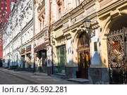 Столешников переулок. Лето. Москва. Россия (2021 год). Редакционное фото, фотограф E. O. / Фотобанк Лори