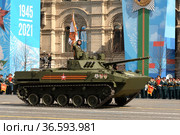 БМД-4М - российская боевая гусеничная плавающая машина, предназначенная для транспортировки личного состава Воздушно-десантных войск на генеральной репетиции военного парада в честь Дня Победы на Красной площади Москвы (2021 год). Редакционное фото, фотограф Free Wind / Фотобанк Лори