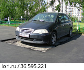 Вокруг припаркованного автомобиля уложили новый слой асфальтового покрытия. Новокосинская улица. Район Новокосино. Город Москва (2012 год). Редакционное фото, фотограф lana1501 / Фотобанк Лори