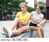 Girl begging offended girlfriend to remain friends after quarrel. Стоковое фото, фотограф Яков Филимонов / Фотобанк Лори