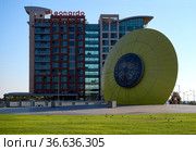 Hotel Leonardo and urban sculpture Eye of the Sun on the waterfront in Ashdod (2021 год). Редакционное фото, фотограф Irina Opachevsky / Фотобанк Лори