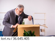 Old male employee in dismissal concept. Стоковое фото, фотограф Elnur / Фотобанк Лори