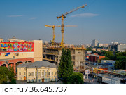 Москва, Садовое Кольцо, Площадь Курского вокзала, строительство жилого комплекса "Dom Chkalov" (2021 год). Редакционное фото, фотограф glokaya_kuzdra / Фотобанк Лори