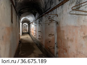 Галерея с конструкциями для складных двухъярусных нар-кроватей. Форт "Риф". Кронштадт. Санкт-Петербург (2021 год). Редакционное фото, фотограф Румянцева Наталия / Фотобанк Лори