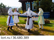 Performance in Mari Ethnographic Open-Air Museum (2021 год). Редакционное фото, фотограф Яков Филимонов / Фотобанк Лори