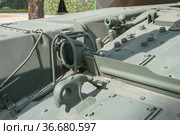 Правая фара российского нового основного танка Т-90А, полигон "Алабино" в парке "Патриот", Международный военно-технический форум "Армия-2019", вид спереди. Редакционное фото, фотограф Малышев Андрей / Фотобанк Лори