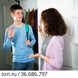 Teenager saying goodbye to mother at door. Стоковое фото, фотограф Яков Филимонов / Фотобанк Лори