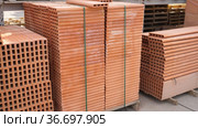 Pallets with bricks in a warehouse of a brick factory. Стоковое видео, видеограф Яков Филимонов / Фотобанк Лори