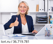 Smiling businesswoman showing thumbs up. Стоковое фото, фотограф Яков Филимонов / Фотобанк Лори