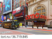 Fuji bus on 42nd Street, New York City (2021 год). Редакционное фото, фотограф Валерия Попова / Фотобанк Лори