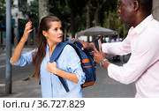 Man thieving wallet from young female. Стоковое фото, фотограф Яков Филимонов / Фотобанк Лори