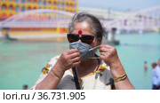 Wear mask and maintaining social distancing to stay safe from coronavirus, Applepreores 422 4k Cinetone (2021 год). Редакционное видео, видеограф Devendra Rawat / Фотобанк Лори