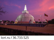Наступление ночи у древней дагобы Ruwanweli Maha Seya. Анурадхапура, Шри-Ланка (2020 год). Стоковое фото, фотограф Виктор Карасев / Фотобанк Лори