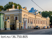 Москва, улица Воронцово Поле, дом 12 строение 1 (2021 год). Редакционное фото, фотограф glokaya_kuzdra / Фотобанк Лори