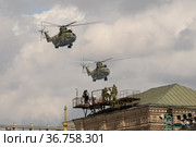 Группа военно-транспортных вертолетов Ми-26 пролетает в небе над Красной площадью Москвы во время генеральной репетиции парада в честь Дня Победы (2021 год). Редакционное фото, фотограф Free Wind / Фотобанк Лори
