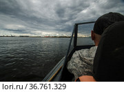 Судоводитель. Водитель катера на реке. Стоковое фото, фотограф Яковлев Сергей / Фотобанк Лори