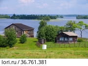 Кижи, Карелия, Россия. Деревянный дом на территории острова Кижи (2021 год). Редакционное фото, фотограф Natalia Sidorova / Фотобанк Лори