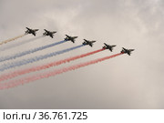 Группа штурмовиков Су-25 "Грач" дымят цветами российского флага в небе над Красной площадью во время генеральной репетиции парада, посвященного 76-летию Победы в Великой Отечественной войне (2021 год). Редакционное фото, фотограф Free Wind / Фотобанк Лори