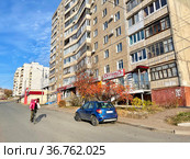 Улица Рабкоров в Уфе осенью. Республика Башкортостан (2021 год). Редакционное фото, фотограф Овчинникова Ирина / Фотобанк Лори
