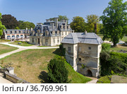 Замок Grand Mello, Франция.  Солнечный день в августе (2018 год). Стоковое фото, фотограф Сергей Рыбин / Фотобанк Лори