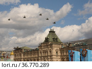 Группа многоцелевых вертолетов Ми-8АМТШ в небе над Красной площадью Москвы во время генеральной репетиции воздушного парада Победы (2021 год). Редакционное фото, фотограф Free Wind / Фотобанк Лори