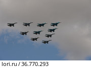 Тактическое крыло в составе группы истребителей СУ-34, СУ-30СМ и СУ-35 в небе над Красной площадью Москвы во время генеральной репетиции воздушного парада Победы (2021 год). Редакционное фото, фотограф Free Wind / Фотобанк Лори