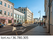 Moscow, Russia - Okt 15. 2021. Sretenka Street, Crossroads with Small Golovin Lane (2000 год). Редакционное фото, фотограф Володина Ольга / Фотобанк Лори