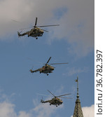 Группа многоцелевых вертолетов Ми-8АМТШ в небе над Красной площадью Москвы во время генеральной репетиции воздушного парада Победы (2021 год). Редакционное фото, фотограф Free Wind / Фотобанк Лори