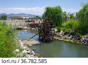 FETHIYE, TURKEY - Mill sculpture in Sehit Fethi Bey Parki (2019 год). Редакционное фото, фотограф Natalia Sidorova / Фотобанк Лори