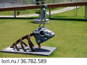 FETHIYE, TURKEY - Sculpture of a fisherman on a fish in Sehit Fethi Bey Parki (2019 год). Редакционное фото, фотограф Natalia Sidorova / Фотобанк Лори