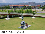 FETHIYE, TURKEY - Sculpture of a fisherman on a fish in Sehit Fethi Bey Parki (2019 год). Редакционное фото, фотограф Natalia Sidorova / Фотобанк Лори