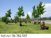 FETHIYE, TURKEY - Squirrel sculpture in Sehit Fethi Bey Parki (2019 год). Редакционное фото, фотограф Natalia Sidorova / Фотобанк Лори