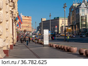 Moscow, Russia - Okt 15. 2021. Teatralny proezd one of main streets in city center (2000 год). Редакционное фото, фотограф Володина Ольга / Фотобанк Лори