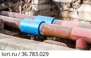 Replacement of heating pipes and modernization of the heating system in city. Construction works on large iron pipes at a depth of excavated trench. Стоковое видео, видеограф FotograFF / Фотобанк Лори