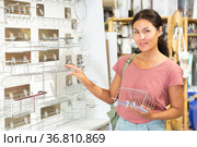 Woman choosing soap dish. Стоковое фото, фотограф Яков Филимонов / Фотобанк Лори