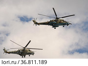Группа ударных боевых вертолетов Ми-35М и Ми-24 в небе над Красной площадью Москвы во время генеральной репетиции воздушного парада Победы (2021 год). Редакционное фото, фотограф Free Wind / Фотобанк Лори