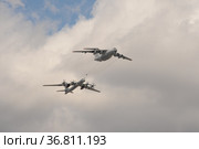 Самолет-заправщик Ил-78 и стратегический бомбардировщик-ракетоносец Ту-95МС "Медведь". Имитация дозаправки в воздухе в небе над Красной площадью Москвы во время генеральной репетиции воздушного парада Победы (2021 год). Редакционное фото, фотограф Free Wind / Фотобанк Лори