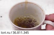 Берёзовый или кленовый сироп. Наливание сиропа. Birch or maple syrup. Pouring syrup. Стоковое видео, видеограф Евгений Романов / Фотобанк Лори