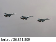 Группа многоцелевых истребителей СУ-35С в небе над Красной площадью Москвы во время генеральной репетиции воздушного парада, посвященного Дню Победы (2021 год). Редакционное фото, фотограф Free Wind / Фотобанк Лори