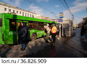 Автобусная остановка "Кинотеатр «Луч»" с притормозившими троллейбусом и автобусом и ожидающими людьми на проспекте Мира в весенний день. Красноярск. Россия (2021 год). Редакционное фото, фотограф Светлана Попова / Фотобанк Лори