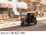 Tuc tuc auto rickshaw rides the street in Egypt (2018 год). Редакционное фото, фотограф EugeneSergeev / Фотобанк Лори